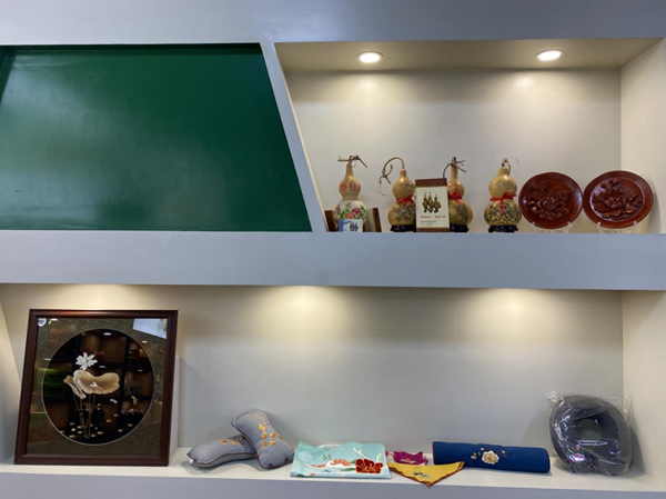 临夏州农特产品入驻济南临夏工具部 协作形象展示馆 - 公司动态 - 资讯中心 - 临夏州  农特产品  入驻  纪念    展示馆